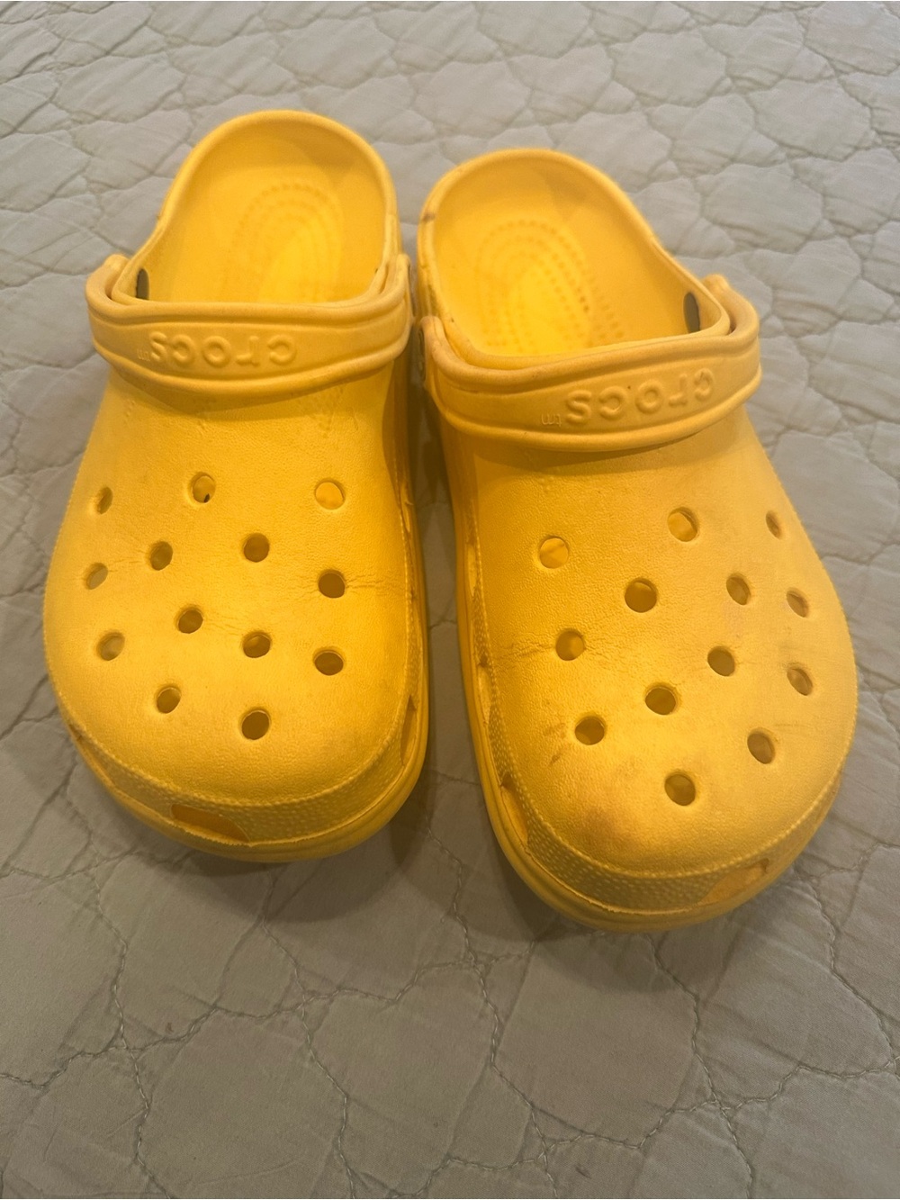 CROCS Classic Clog in Yellow